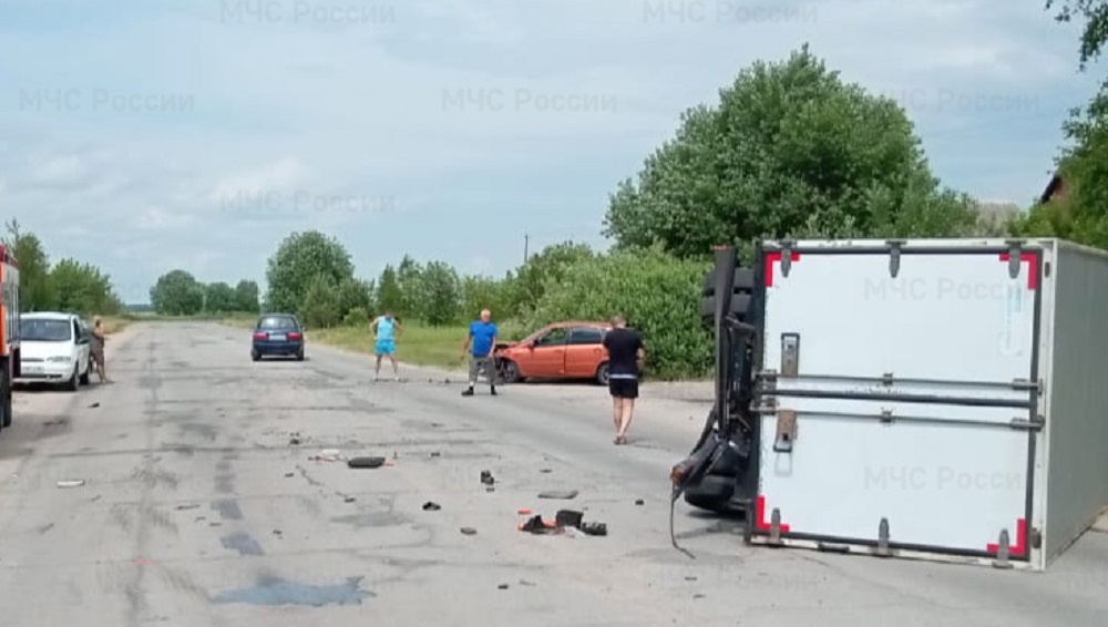 В Почепе Брянской области в ДТП на дороге перевернулся фургон