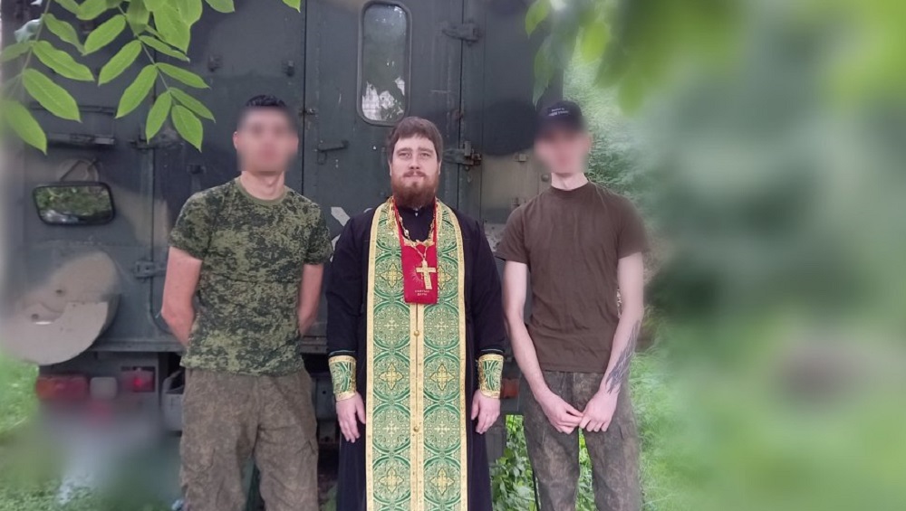 Брянский священник доставил маскировочные сети в воинское подразделение