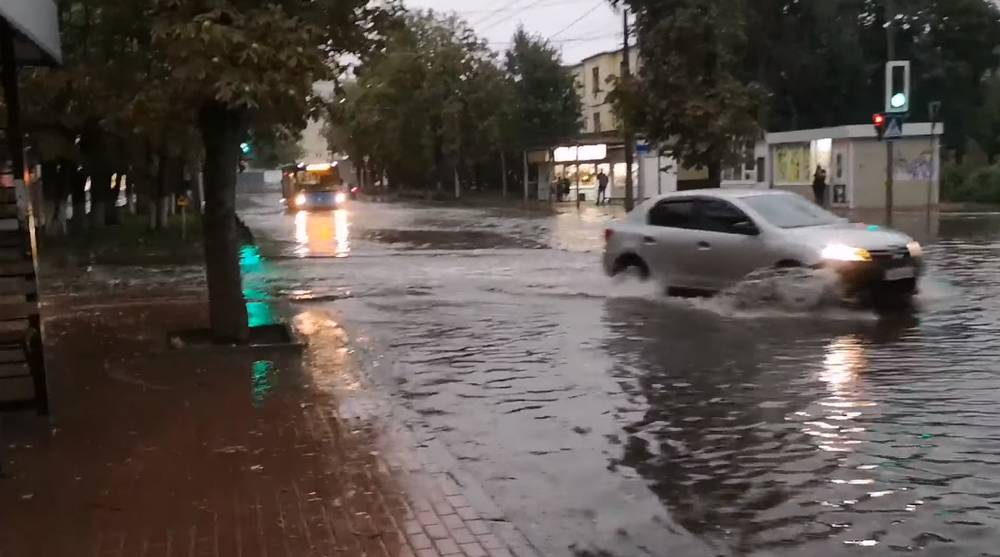 В Брянске улицы из-за мощного ливня ушли под воду