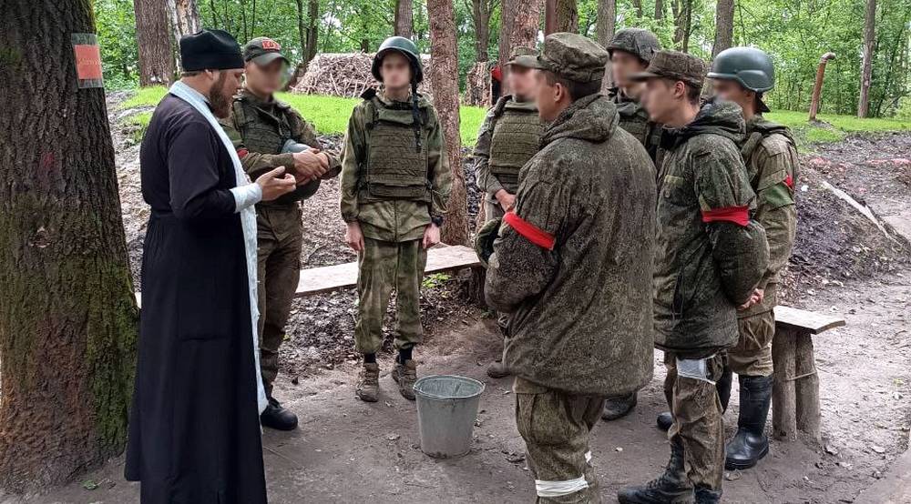 Священник передал гуманитарную помощь в воинское подразделение