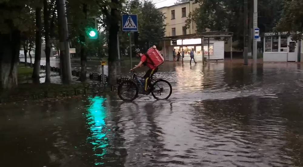 В Брянске улицы из-за мощного ливня ушли под воду