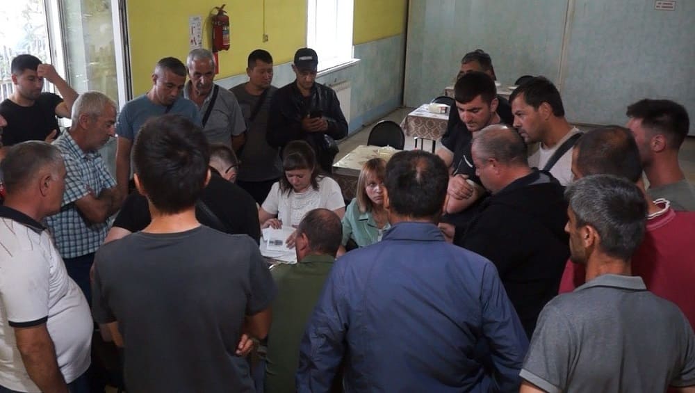 В Брянске на Щукинском рынке военкомы вручили повестки 11 мигрантам