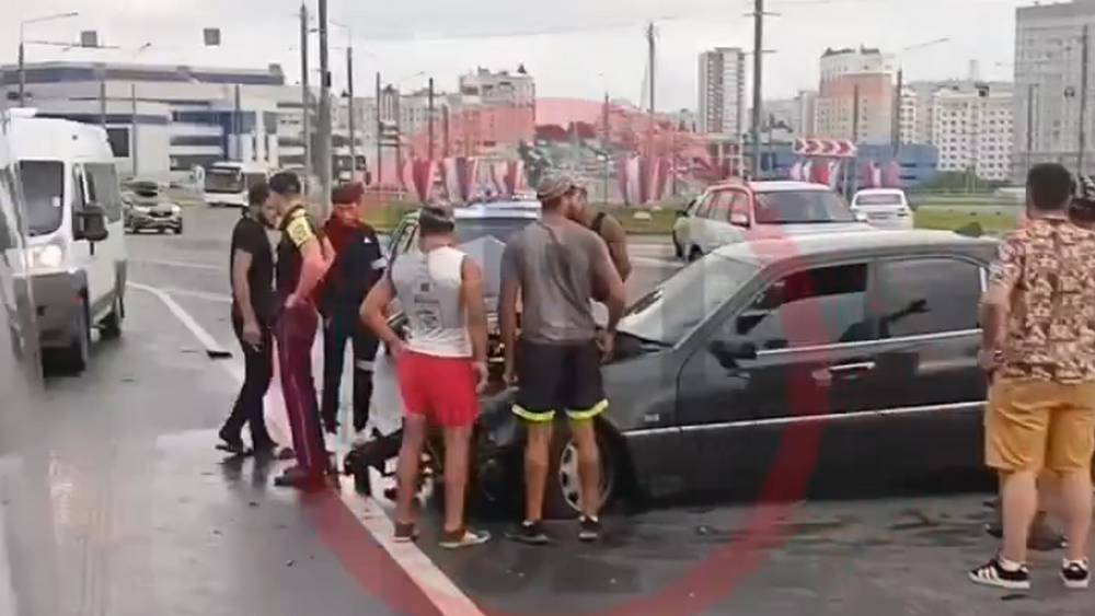 В Брянске возле ТРЦ «Аэропарк» произошло серьезное ДТП с «Мерседесом»