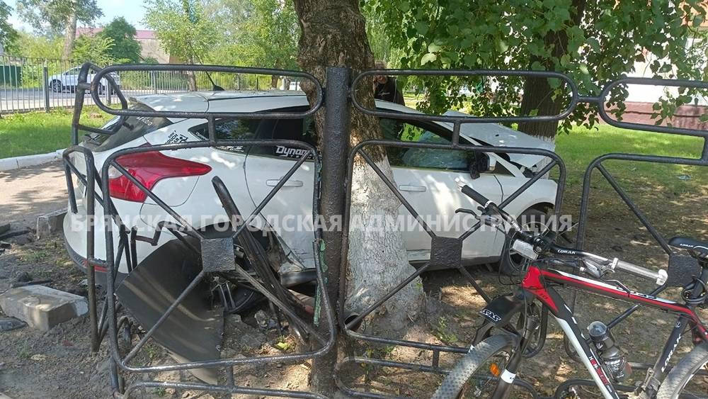 В Брянске водитель врезавшегося в ограждение школы автомобиля не пострадал