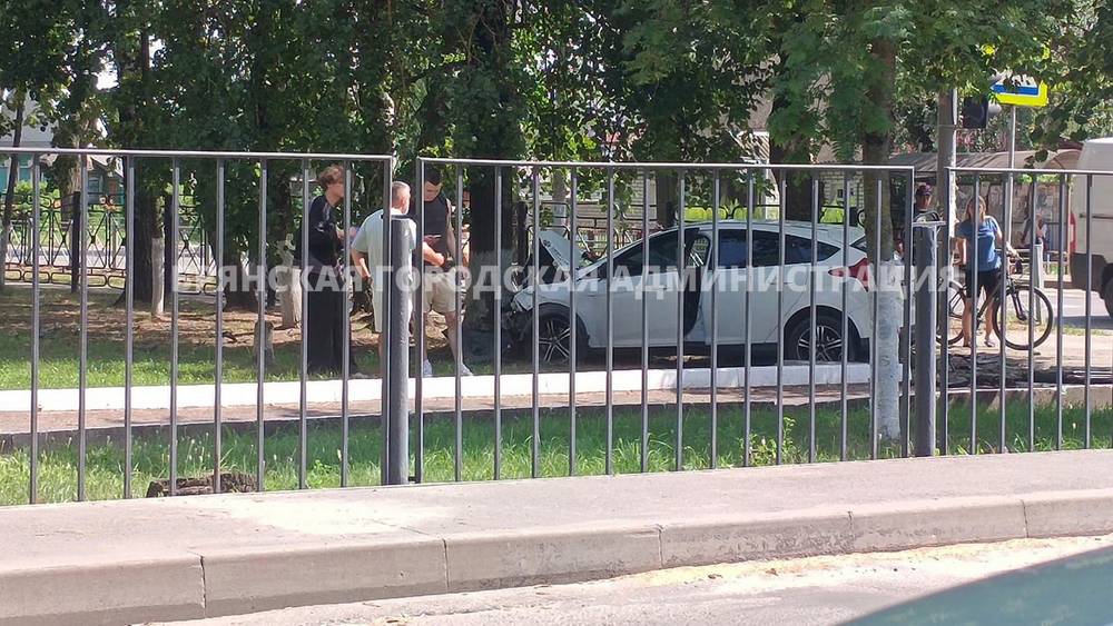 В Брянске автомобиль снес ограждение школы №19