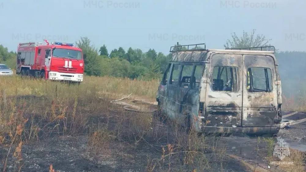 В Брянской области при загадочных обстоятельствах сгорел микроавтобус