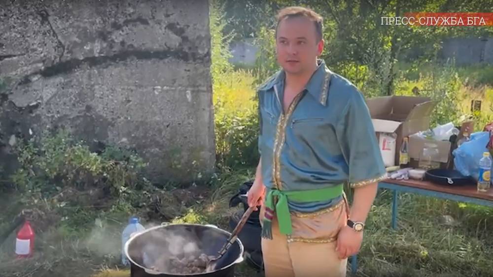 Превращение главы района Дениса Семенова в повара позабавила брянцев