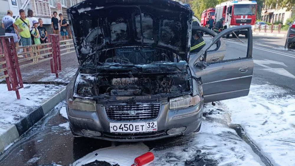 В Брянске возле противопожарного центра сгорел автомобиль