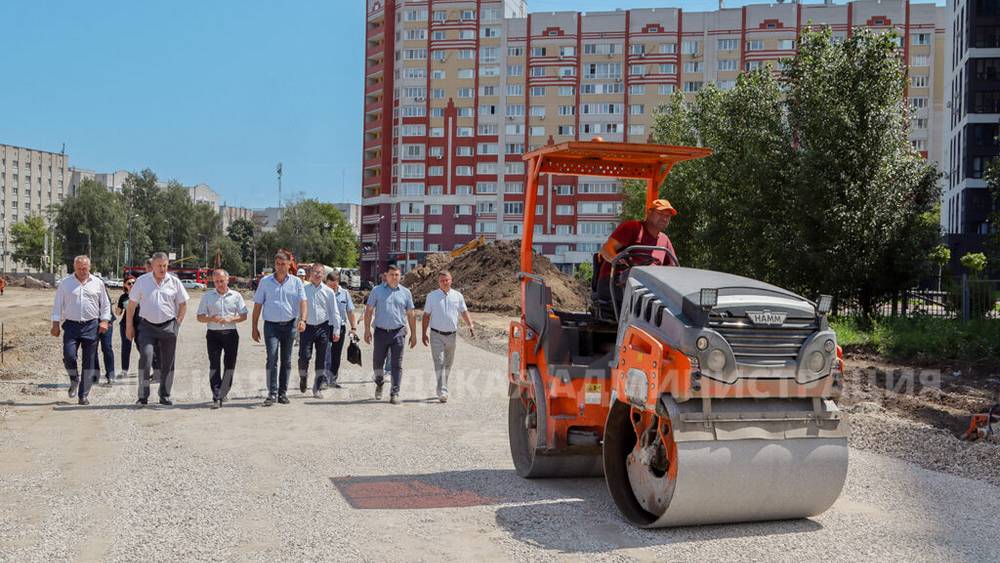 Власти проверили строительство первой в Брянске дороги с велодорожкой