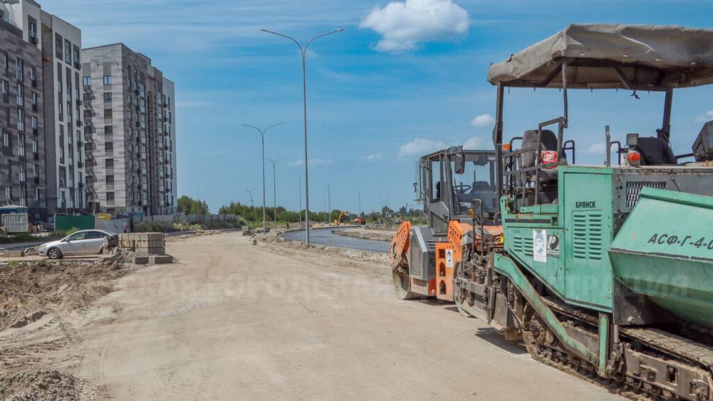 Власти проверили строительство первой в Брянске дороги с велодорожкой