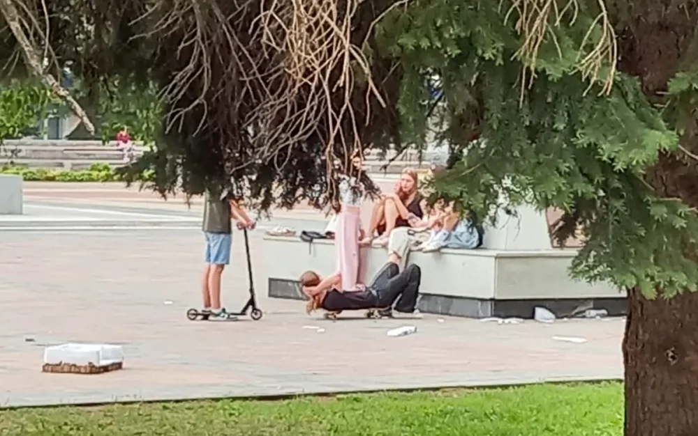 Жители Брянска попросили избавить их от матерящихся подростков на площади Партизан