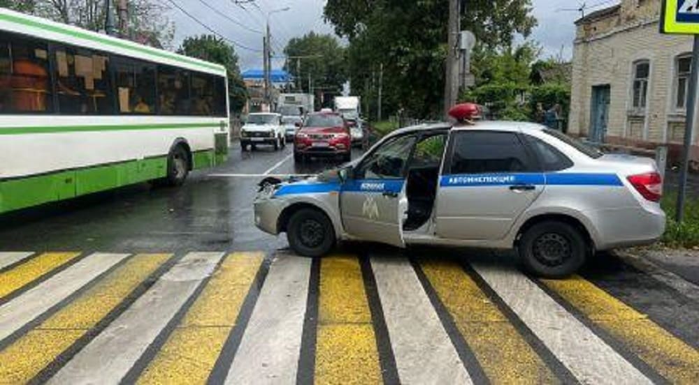 В Брянске в ДТП с автомобилем ГИБДД пострадали два человека