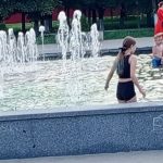 В Брянске изнывающие от 32-градусного зноя горожане нырнули в фонтан