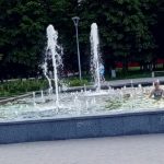 В Брянске изнывающие от 32-градусного зноя горожане нырнули в фонтан