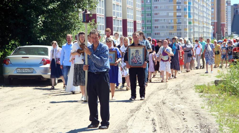 В Брянске приход храма прославил память небесных покровителей семьи и брака