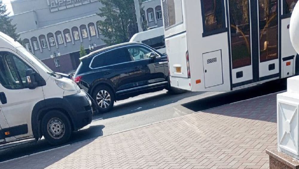 В Брянске на набережной столкнулись автобус и маршрутка