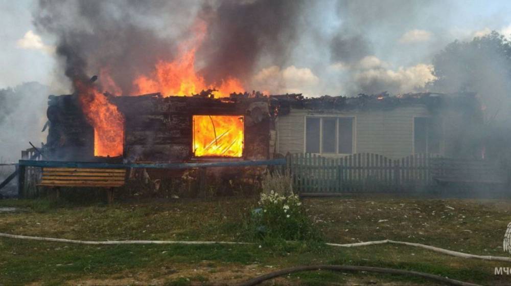 Брянцев попросили помочь оставшимся из-за пожара без жилья двум семьям в Шведчиках