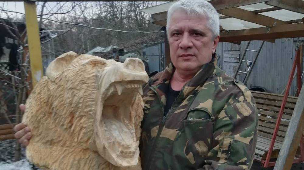 Скульптор с бензопилой: брянский подполковник полиции занялся оживлением дерева