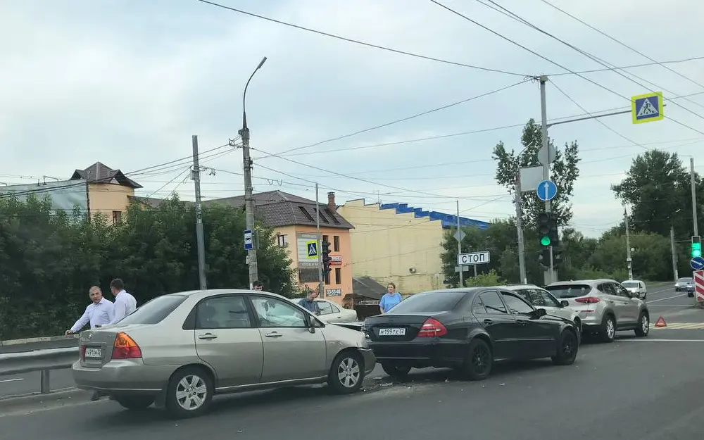 На улице Калинина в Брянске произошла авария с участием 4 машин