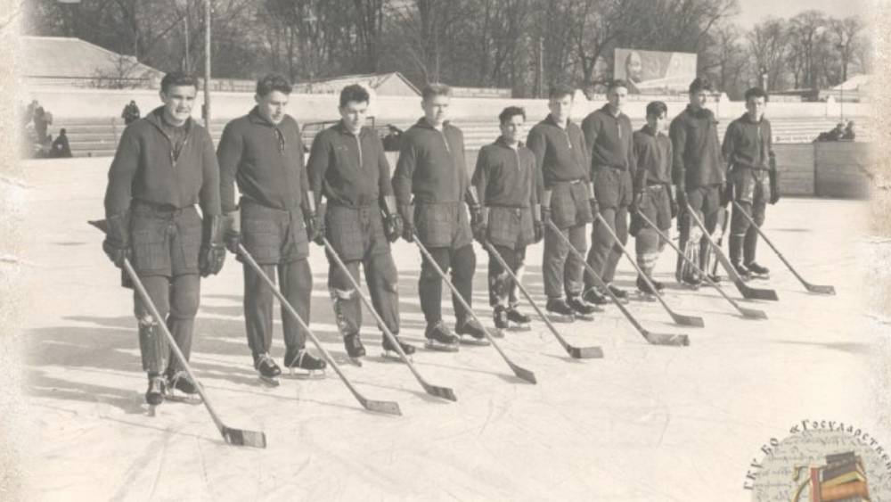 Старое фото рассказало о хоккейной команде Брянского дома офицеров в 1961 году