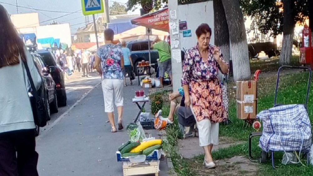 В Брянске на площадь у Бежицкого рынка после разгона вернулись торговцы