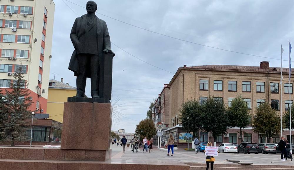 В Брянске перед Днём города помыли памятник вождю на площади Ленина