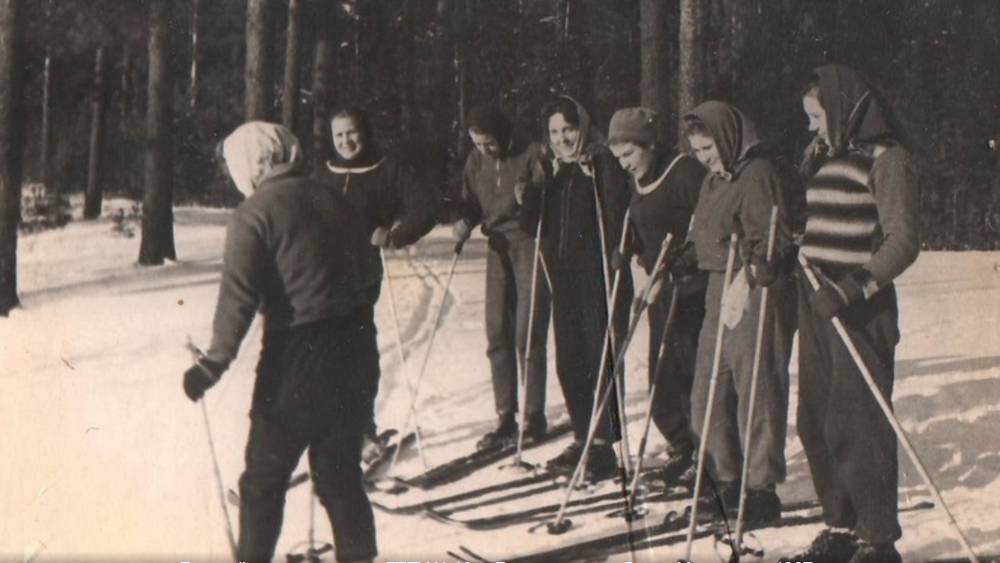 Брянским девушкам показали, чем занимались другие девушки в 1967 году