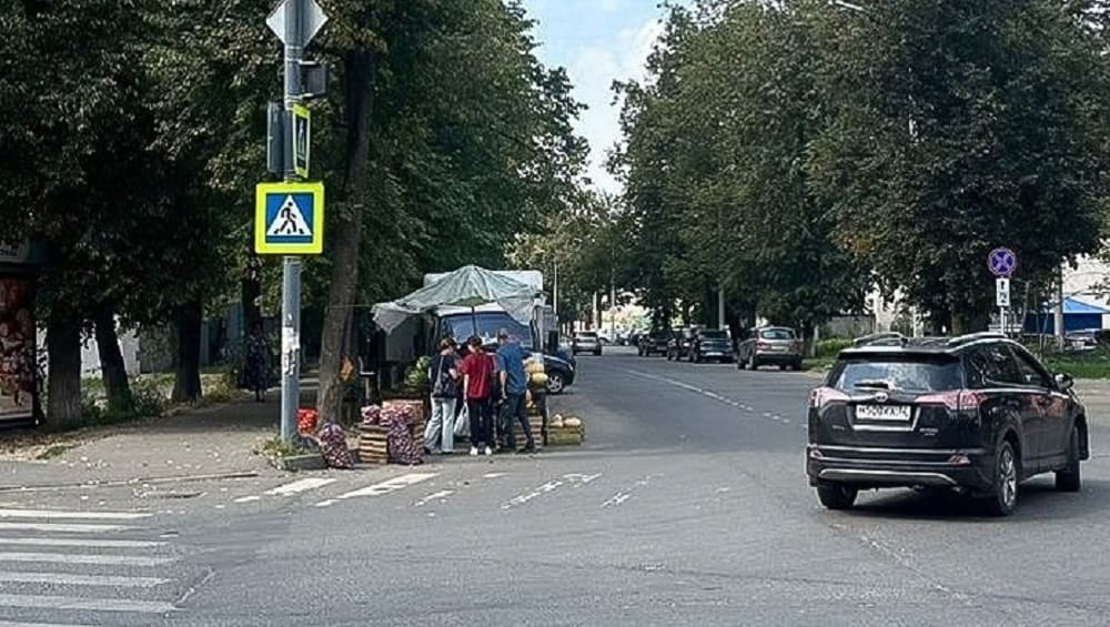 В Брянске территорию возле Бежицкого рынка освободили от нелегальных торговцев