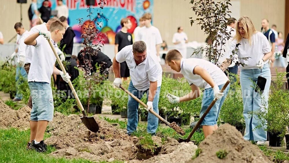 В Майском парке Брянска бизнесмены посадили 19 яблонь и более 160 кустарников