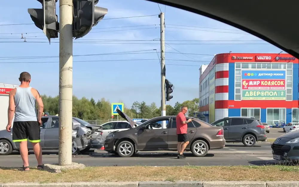 В Брянске на проспекте Московском у Metro столкнулись два автомобиля