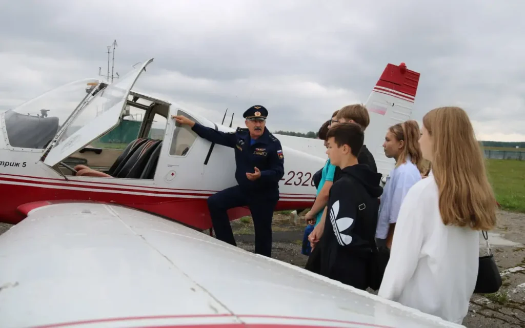 Брянские полицейские организовали для школьников экскурсию на аэродром