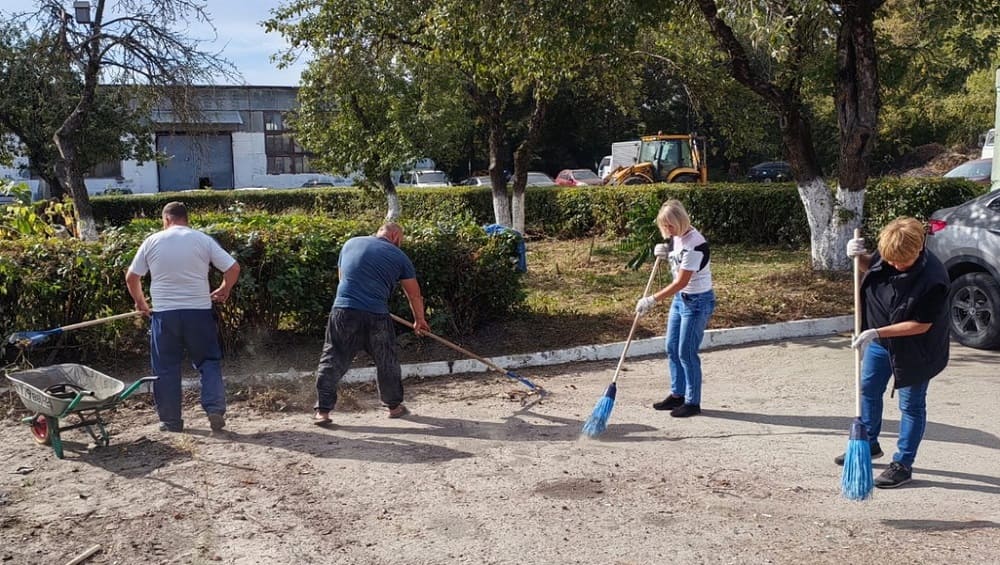 В Брянске в рабочий день провели последний перед Днём города субботник