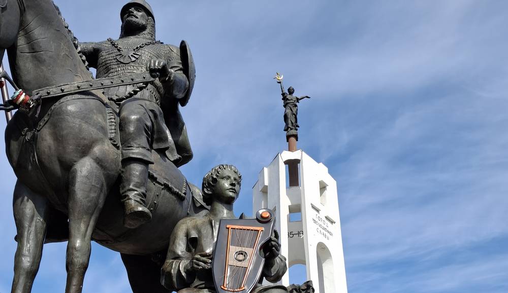 В Брянске на Покровской горе гусли Бояна остались без струн