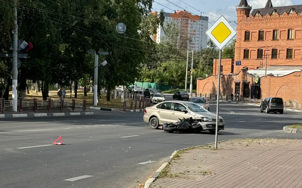 Возле «Башни» в Брянске произошла авария с участием легковушки и мотоцикла