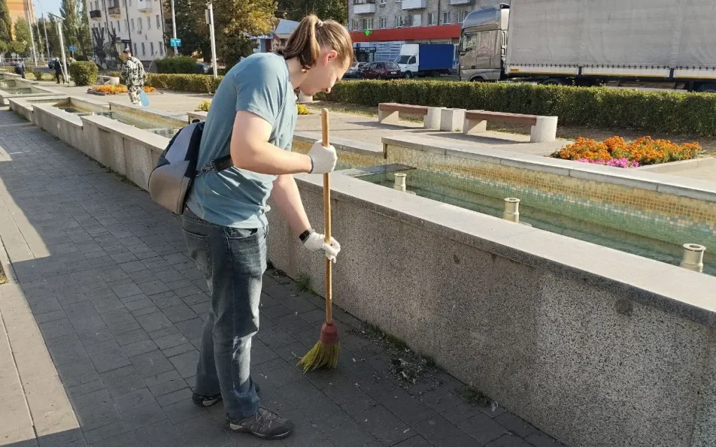 Брянские чиновники вышли на субботники в преддверии Дня города