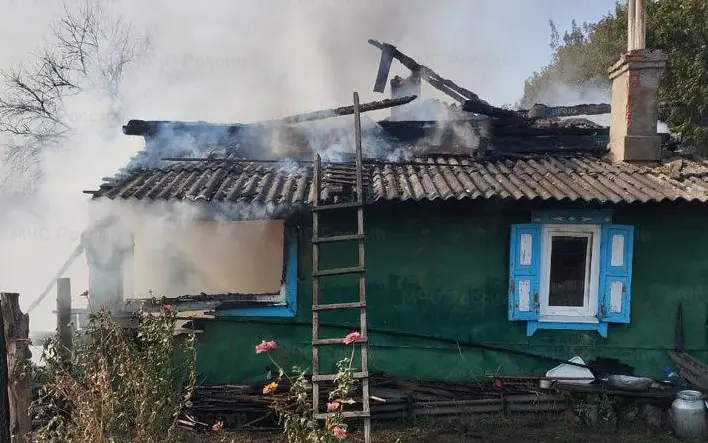 В трех районах Брянской области по неизвестным причинам вспыхнули жилые дома