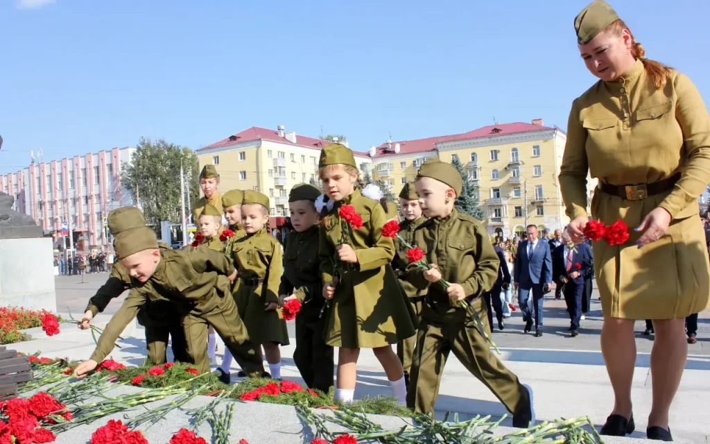 Брянск отметил День города торжественным митингом и открытием арт-объекта