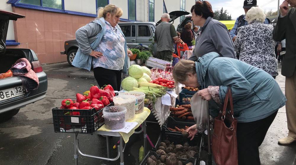 В Брянске ярмарка возле «Линии» стала мучением для торговцев и покупателей