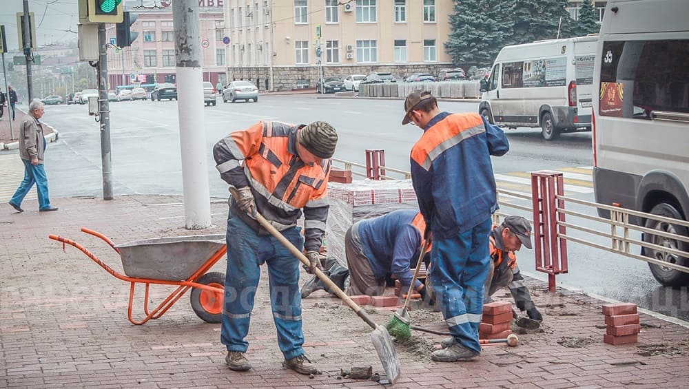 В центре Брянска продолжили менять тротуарную плитку на проспекте Ленина