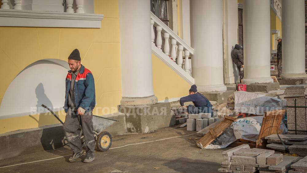 В Брянске ДК железнодорожников начали готовить к новогодней сказке