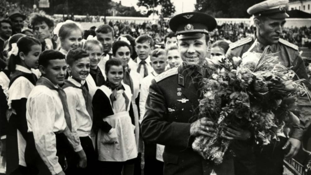 Гагарин и брянские пионеры: снимок 1966 года запечатлел космическое счастье