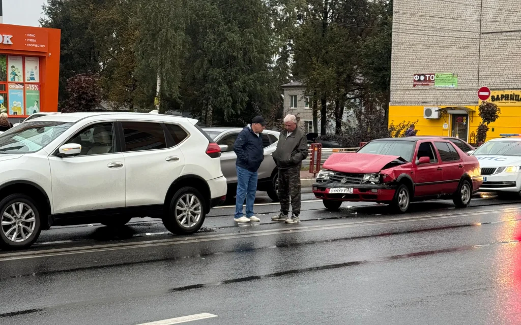 На улице Дуки в Брянске столкнулись два легковых автомобиля