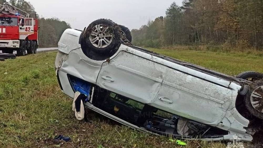 На брянской трассе в серьезном ДТП перевернулся автомобиль