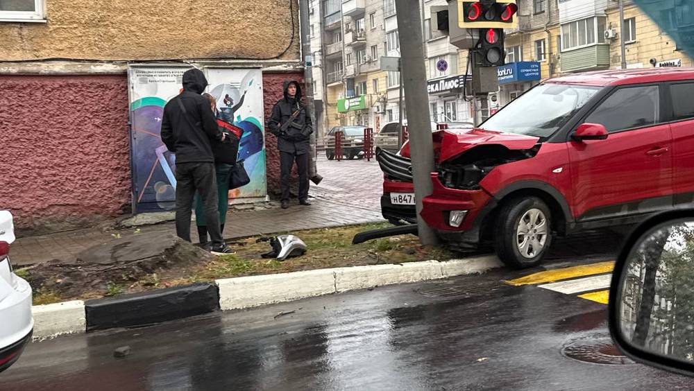 В Брянске автомобиль врезался в столб на улице Горького