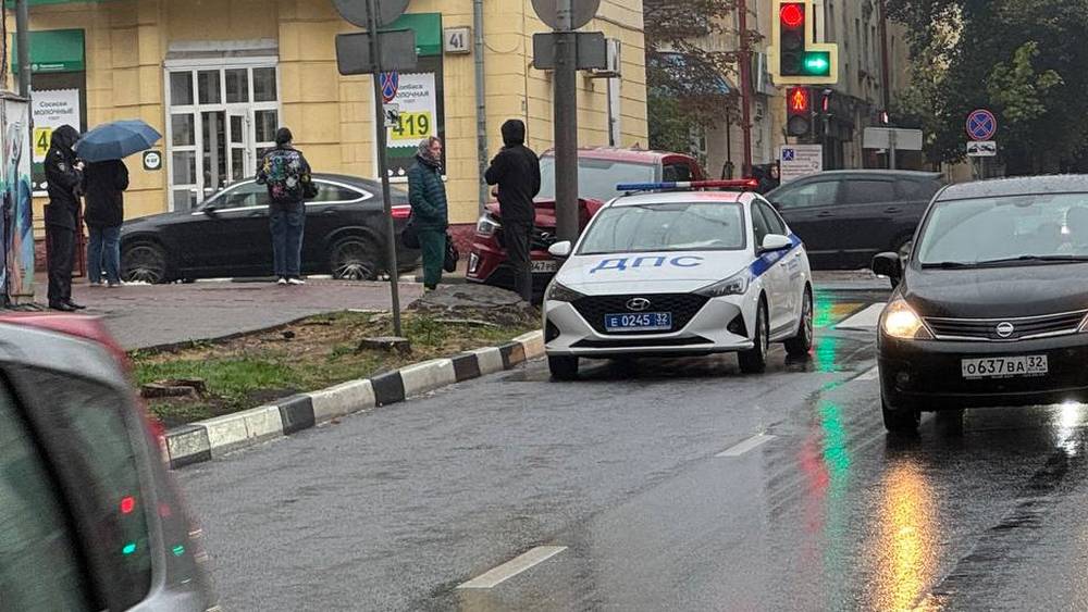 В центре Брянска автомобиль чудом не сбил пешеходов