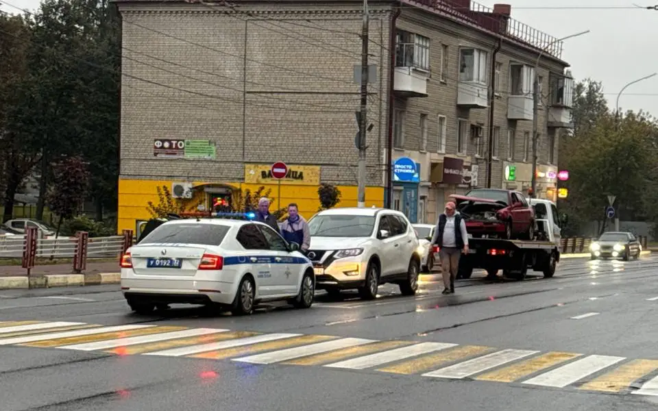 На улице Дуки в Брянске столкнулись два легковых автомобиля