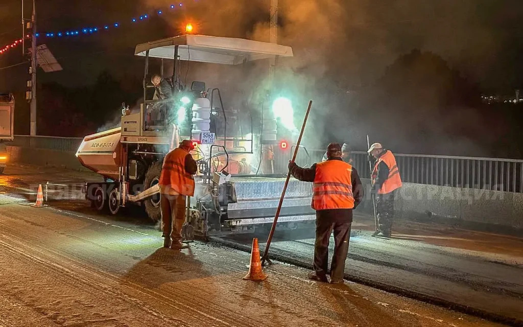 За одну ночь на мосту через Болву в Брянске уложили более 300 тонн асфальта