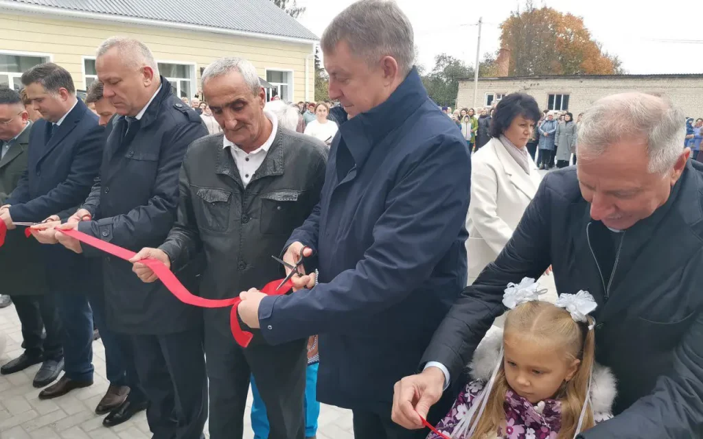 Губернатор Брянской области открыл обновленную школу в Остроглядове