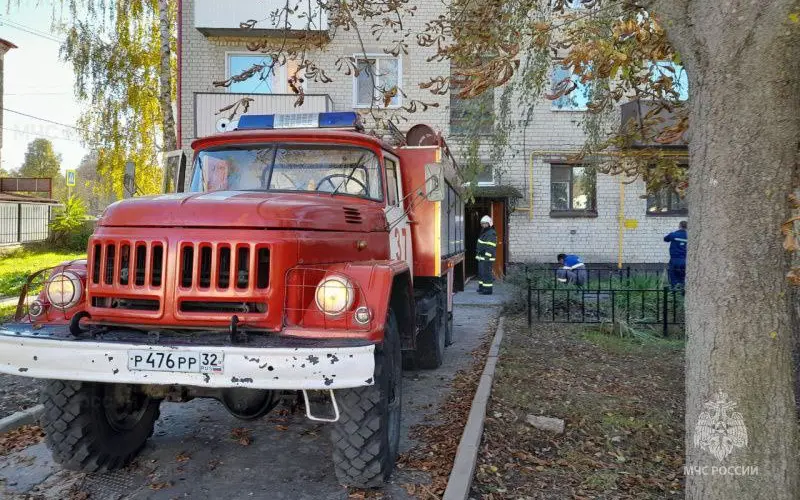 Брянские спасатели ликвидировали возгорание в многоквартирном доме в Почепе