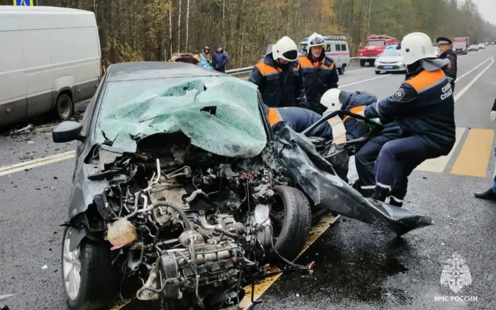 Спасатели вырезали из машины пострадавшего в смертельной аварии под Брянском